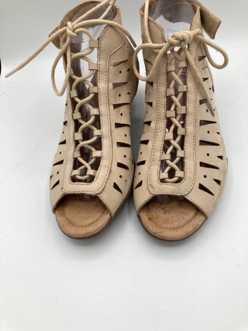 EARTH WOMENS  LACE UP  SANDEL HEELS. 8.5